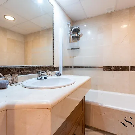 Apartment Elegant 2 Bed 2 Bath Apartment, Pool, Views, Parking Benalmadena