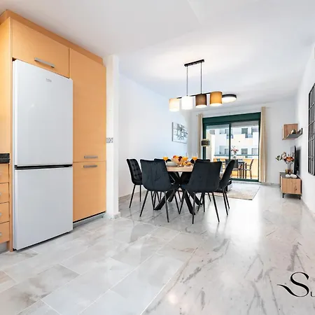 Apartment Elegant 2 Bed 2 Bath Apartment, Pool, Views, Parking