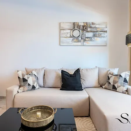 Elegant 2 Bed 2 Bath Apartment, Pool, Views, Parking *