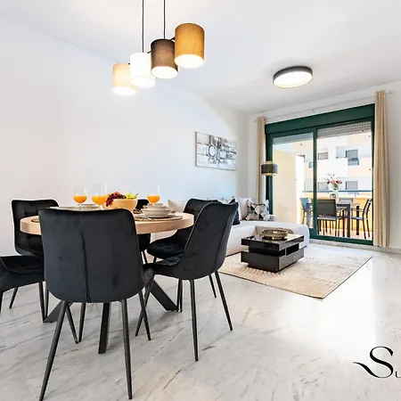 Elegant 2 Bed 2 Bath Apartment, Pool, Views, Parking * Benalmadena