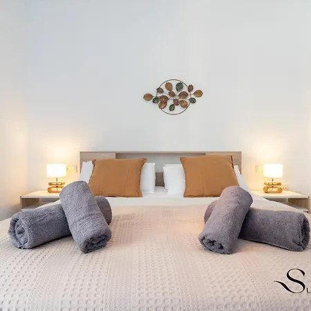 Elegant 2 Bed 2 Bath Apartment, Pool, Views, Parking *