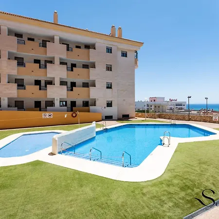 Elegant 2 Bed 2 Bath Apartment, Pool, Views, Parking Apartment