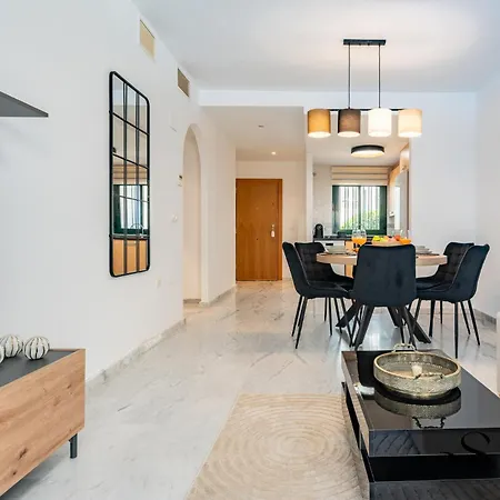 Elegant 2 Bed 2 Bath Apartment, Pool, Views, Parking Apartmán