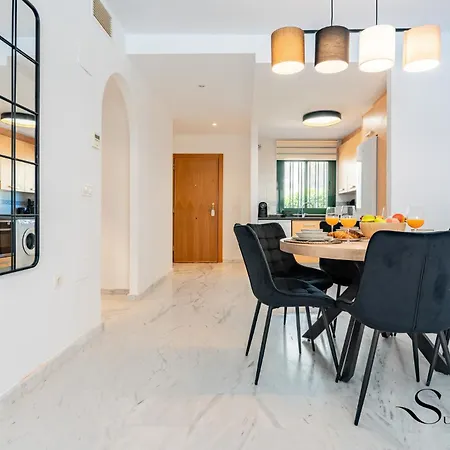 Elegant 2 Bed 2 Bath Apartment, Pool, Views, Parking