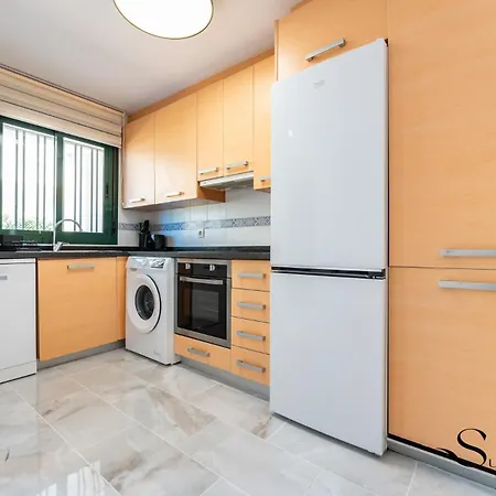 Elegant 2 Bed 2 Bath Apartment, Pool, Views, Parking Apartment