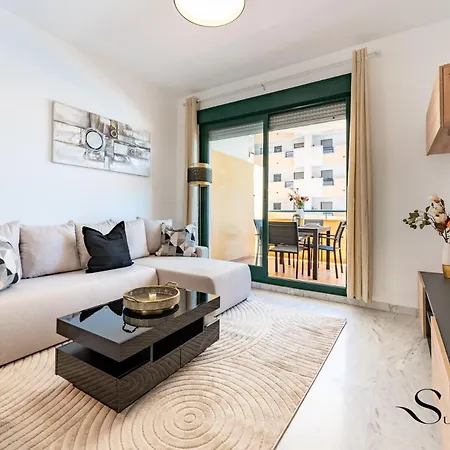 Elegant 2 Bed 2 Bath Apartment, Pool, Views, Parking Apartment *